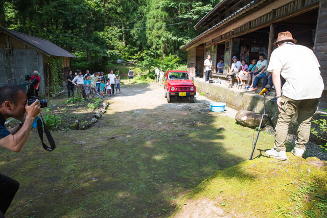 遠吠えしている庭の石と見ている観客多数