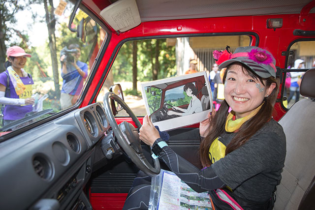 ジムニー運転席でポーズを取るフォトロゲイニング選手