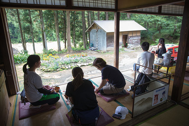 縁側お茶席の様子