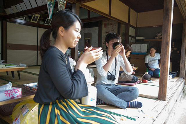 お茶をたのしむ女性