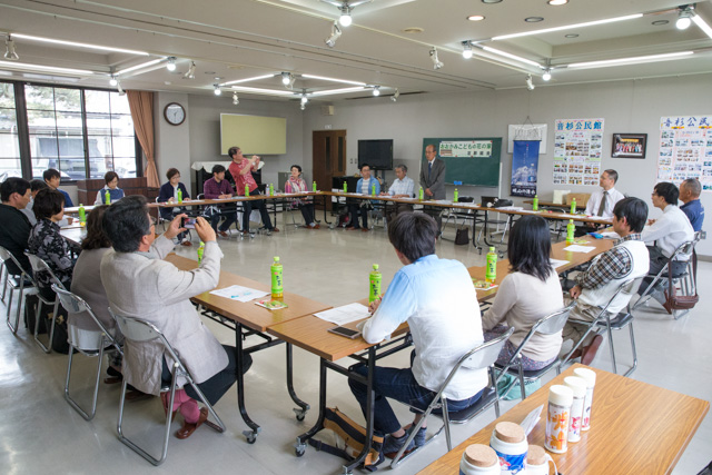 総会の広い室内の様子