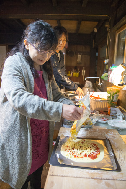 ピザを作っている二人