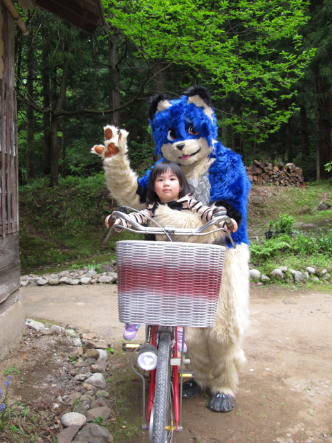 自転車にのせてもらっている子供