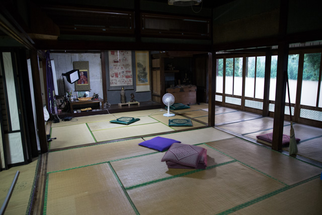 障子や襖がとりはらわれたお部屋
