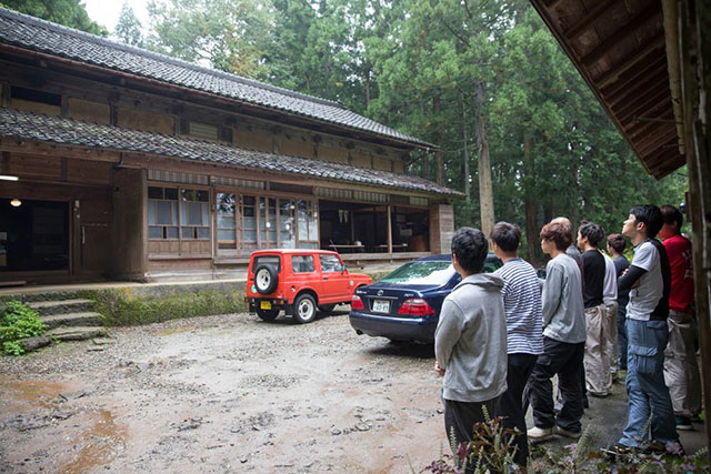 お庭に並んだ職藝学院の学生達