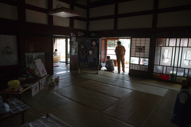 電灯の消えた大広間