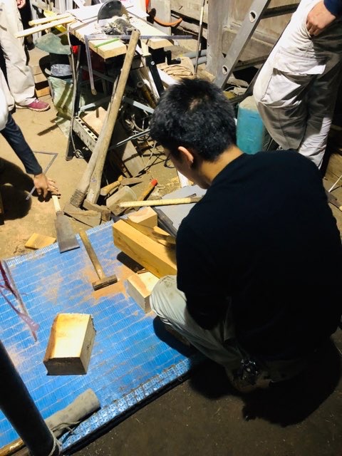 木を切り出している