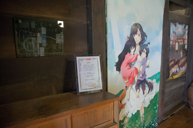 玄関の三人のポスターとプレート