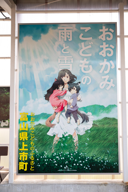 かあさん達三人看板アップ