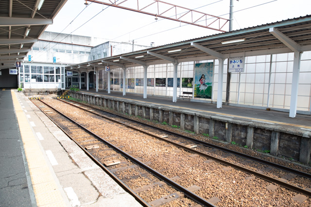 行き止まりになっている線路と看板
