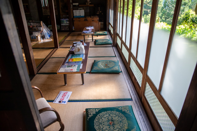 しまった雨戸、内側から