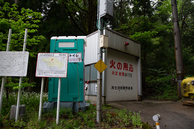 外の仮設トイレ