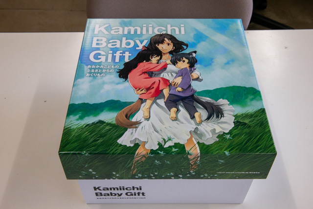 かあさん達三人の絵が描かれた箱