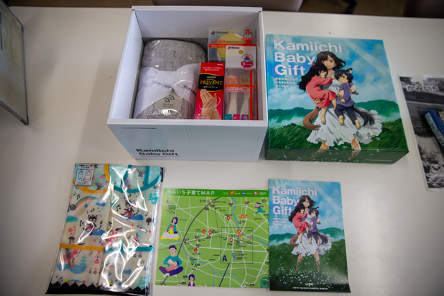 箱を開けた中。いろいろ物が入っている。