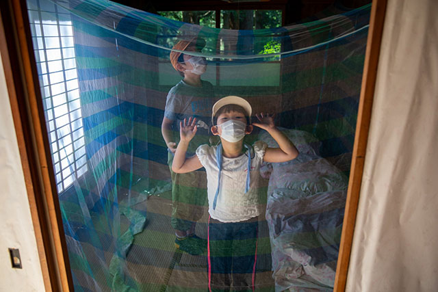 蚊帳に入った女の子