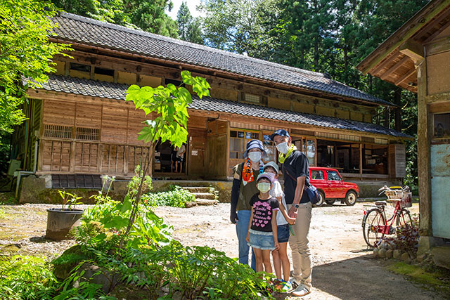 お家の前で記念撮影の家族
