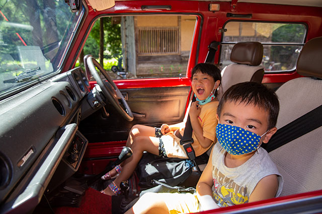 おおかみ二号で記念撮影