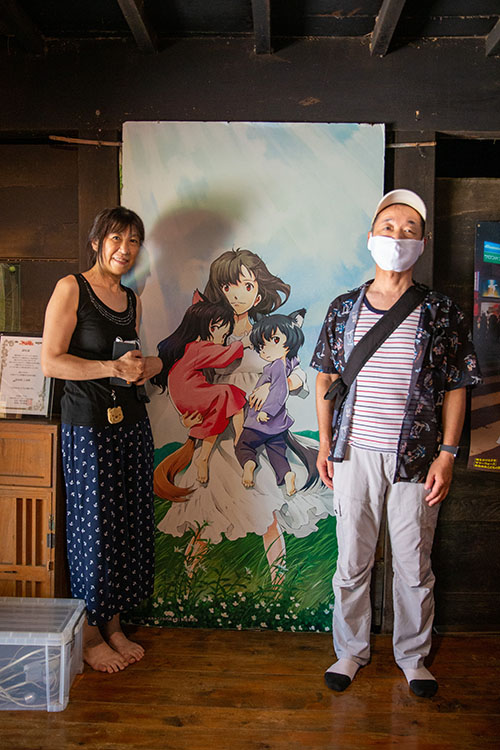 玄関前ポスターで記念撮影