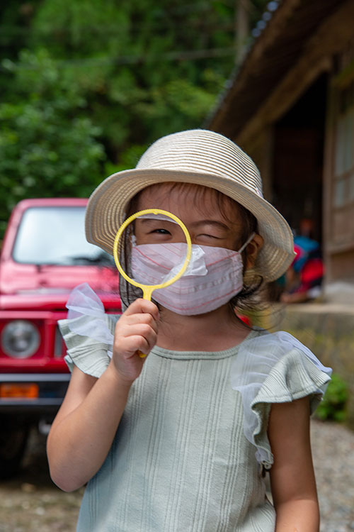 穴の開いたポンを見せる女の子