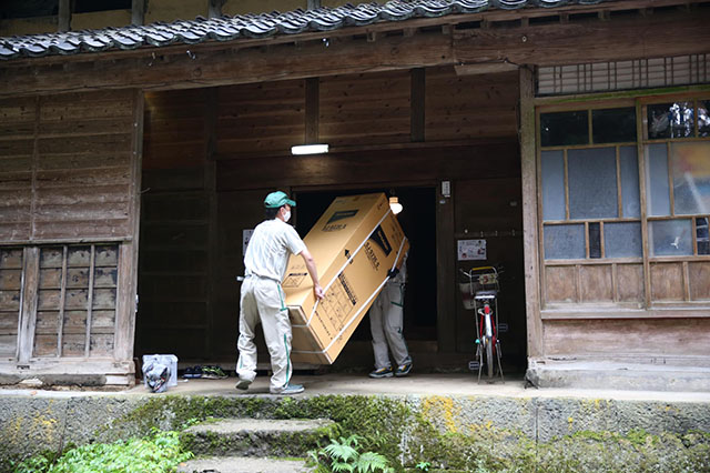 玄関から冷蔵庫を運び入れる