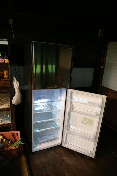 戸が開いた冷蔵庫
