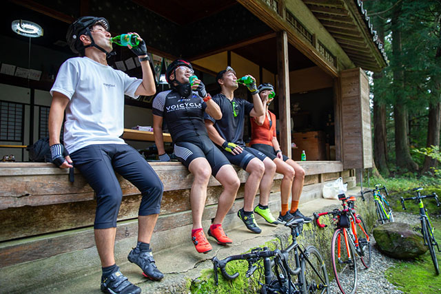 縁側に座ってめろんそーだおを飲む