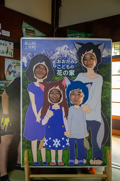 顔出し看板で記念撮影