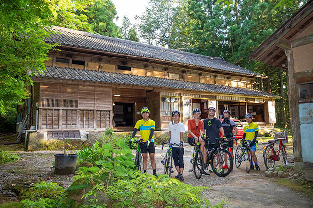 お家定番位置で自転車といっしょ記念撮影