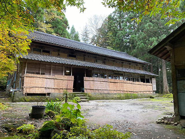 雪囲いの付いたお家