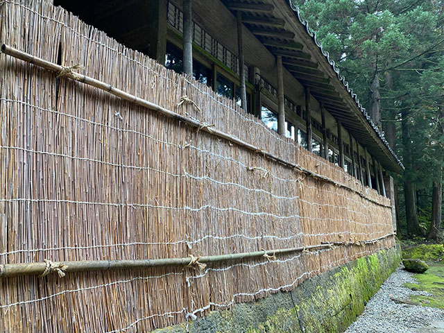 設置の終わった雪囲いを外から見る