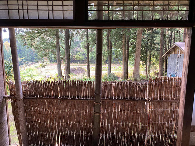 設置の終わった雪囲いを室内から