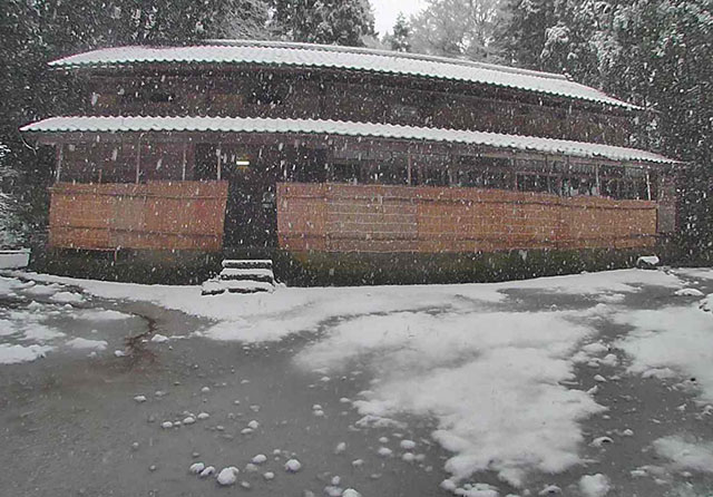 雪が降っているお家