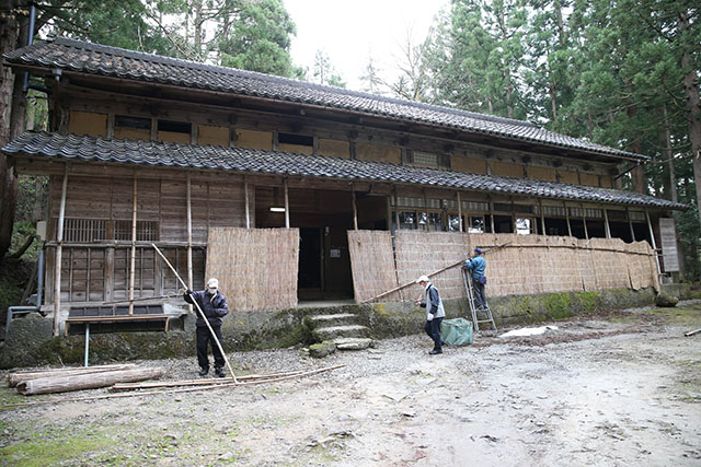 雪囲いを片付けている