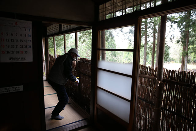 室内から雪囲いを片付けている