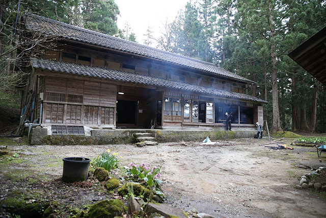 雪囲いがあらかた片づいたお家