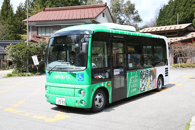 かあさん達が描いてあるラッピングバス