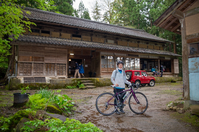お家定番位置で自転車と一緒に