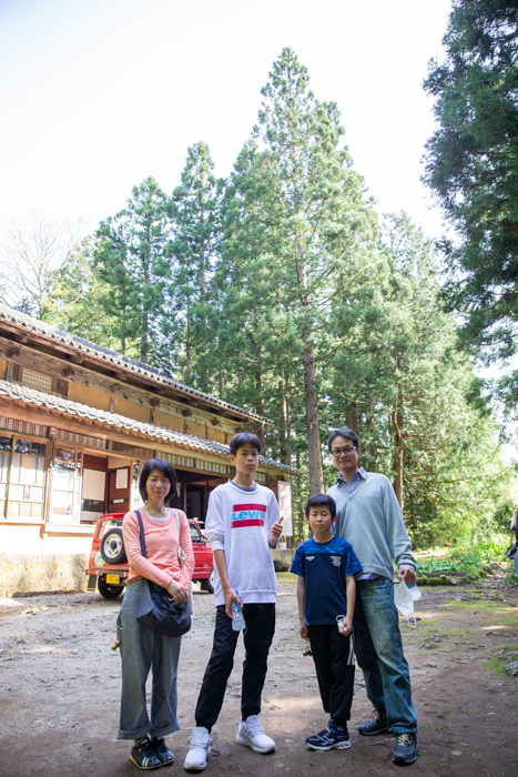 お庭に立っている四人家族