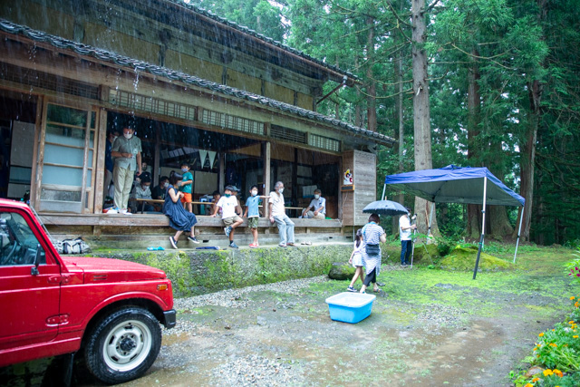遠吠えをする参加者と雨テント