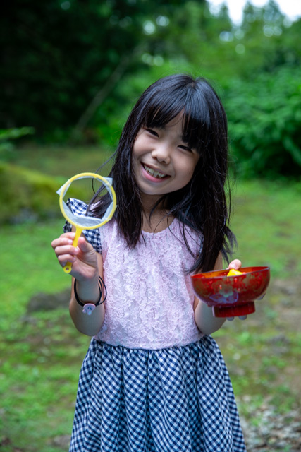 やぶれたあひるすくいのポンを見せる女の子