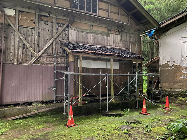 仏間うら、壊れた屋根