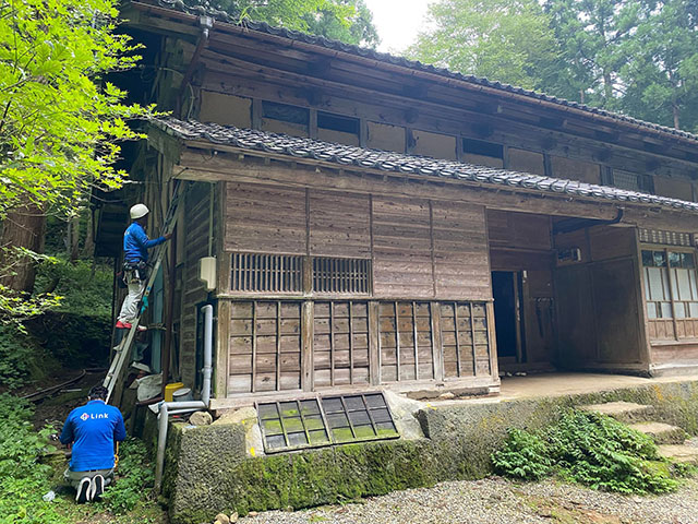 お家の横にハシゴをかけている