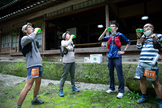 メロンソーダを飲む選手