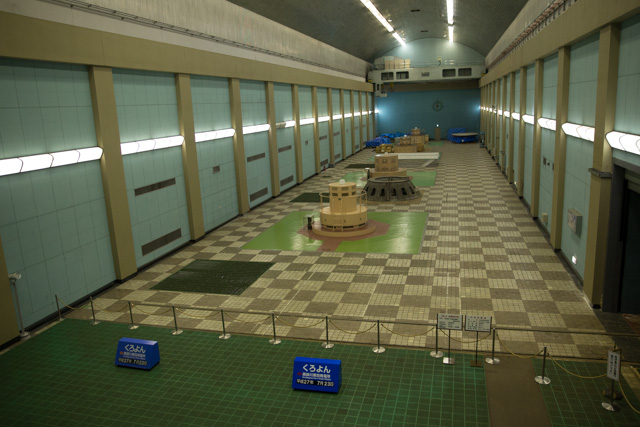 黒四発電所発電室全景