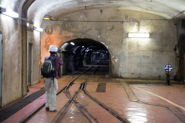 トンネルの奥に続いていく線路