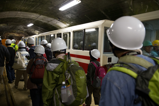 トロッコ列車に乗る