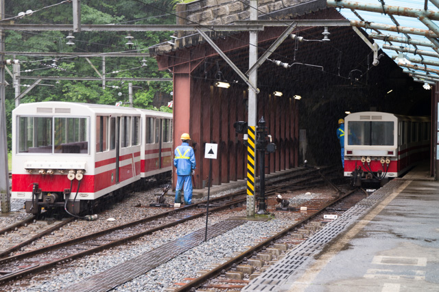 トンネルに戻っていくトロッコ列車