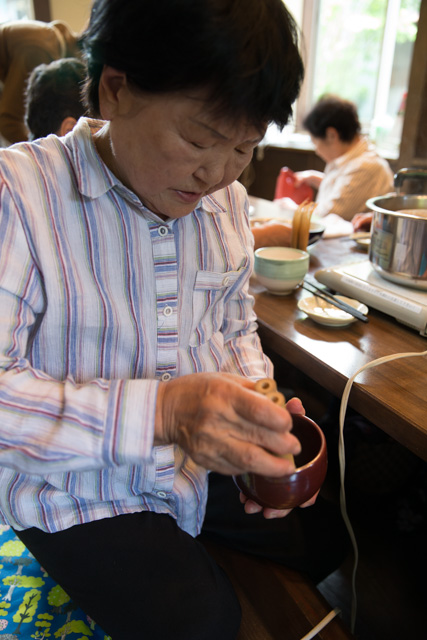 お茶を混ぜている