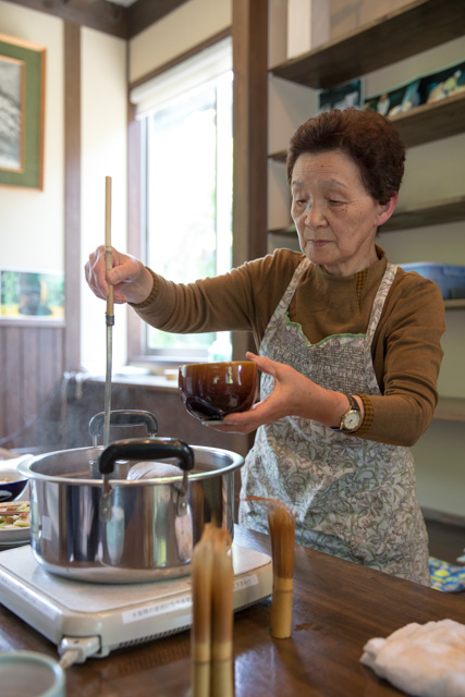 お茶を鍋から入れている