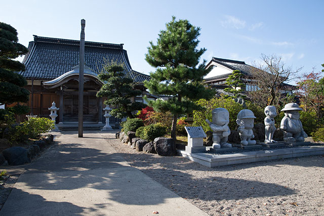 お寺の中に入る